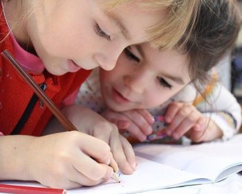 twee kinderen op school